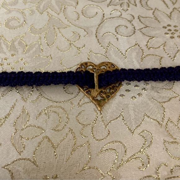VTG 80s RARE/HARD-To-Find Black Fabric Choker Necklace w/Burnished Heart Charm - Picture 5 of 7